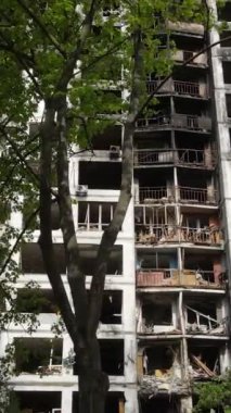 Ukrayna, Kyiv 'de yanmış ve yıkılmış bir evin dikey videosu