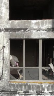 Ukrayna, Kyiv 'de yanmış ve yıkılmış bir evin dikey videosu
