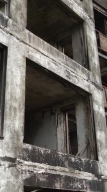 Ukrayna, Kyiv 'de yanmış ve yıkılmış bir evin dikey videosu