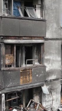 Ukrayna, Kyiv 'de yanmış ve yıkılmış bir evin dikey videosu