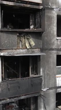 Ukrayna, Kyiv 'de yanmış ve yıkılmış bir evin dikey videosu