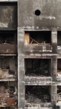 Ukrayna, Kyiv 'de yanmış ve yıkılmış bir evin dikey videosu