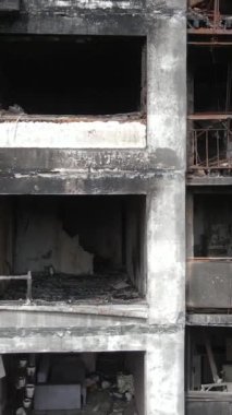 Ukrayna, Kyiv 'de yanmış ve yıkılmış bir evin dikey videosu