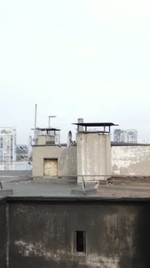 Ukrayna, Kyiv 'de yanmış ve yıkılmış bir evin dikey videosu