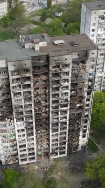 Ukrayna, Kyiv 'de yanmış ve yıkılmış bir evin dikey videosu