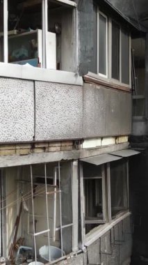 Ukrayna, Kyiv 'de yanmış ve yıkılmış bir evin dikey videosu