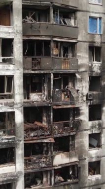 Ukrayna, Kyiv 'de yanmış ve yıkılmış bir evin dikey videosu