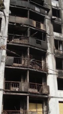 Ukrayna, Kyiv 'de yanmış ve yıkılmış bir evin dikey videosu