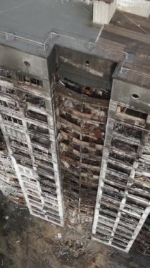 Ukrayna, Kyiv 'de yanmış ve yıkılmış bir evin dikey videosu