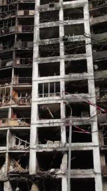 Ukrayna, Kyiv 'de yanmış ve yıkılmış bir evin dikey videosu