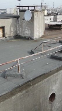 Ukrayna, Kyiv 'de yanmış ve yıkılmış bir evin dikey videosu