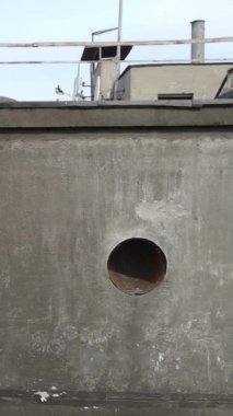 Ukrayna, Kyiv 'de yanmış ve yıkılmış bir evin dikey videosu