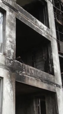 Ukrayna, Kyiv 'de yanmış ve yıkılmış bir evin dikey videosu