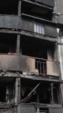 Ukrayna, Kyiv 'de yanmış ve yıkılmış bir evin dikey videosu
