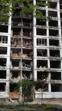 Ukrayna, Kyiv 'de yanmış ve yıkılmış bir evin dikey videosu