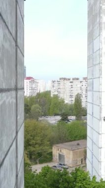 Ukrayna, Kyiv 'de yanmış ve yıkılmış bir evin dikey videosu