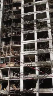 Ukrayna, Kyiv 'de yanmış ve yıkılmış bir evin dikey videosu