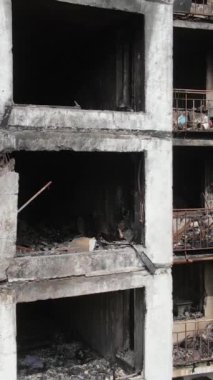 Ukrayna, Kyiv 'de yanmış ve yıkılmış bir evin dikey videosu