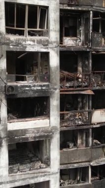 Ukrayna, Kyiv 'de yanmış ve yıkılmış bir evin dikey videosu
