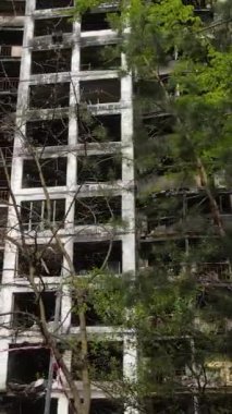 Ukrayna, Kyiv 'de yanmış ve yıkılmış bir evin dikey videosu