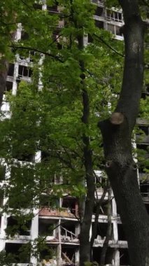 Ukrayna, Kyiv 'de yanmış ve yıkılmış bir evin dikey videosu