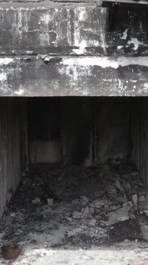 Ukrayna, Kyiv 'de yanmış ve yıkılmış bir evin dikey videosu