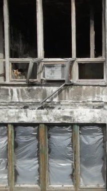 Ukrayna, Kyiv 'de yanmış ve yıkılmış bir evin dikey videosu