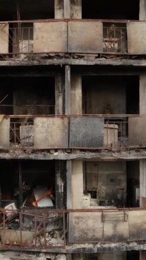 Ukrayna, Kyiv 'de yanmış ve yıkılmış bir evin dikey videosu