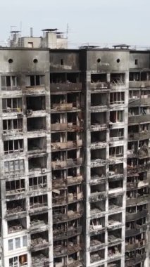 Ukrayna, Kyiv 'de yanmış ve yıkılmış bir evin dikey videosu