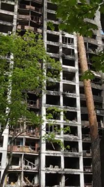Ukrayna, Kyiv 'de yanmış ve yıkılmış bir evin dikey videosu