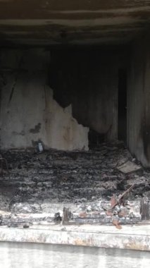 Ukrayna, Kyiv 'de yanmış ve yıkılmış bir evin dikey videosu