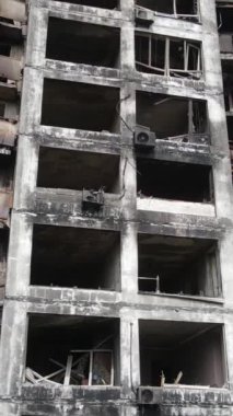 Ukrayna, Kyiv 'de yanmış ve yıkılmış bir evin dikey videosu