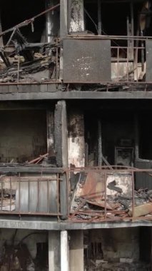 Ukrayna, Kyiv 'de yanmış ve yıkılmış bir evin dikey videosu
