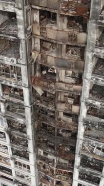 Ukrayna, Kyiv 'de yanmış ve yıkılmış bir evin dikey videosu
