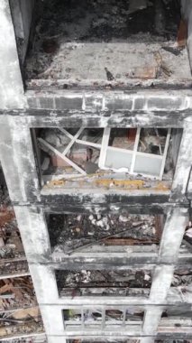 Ukrayna, Kyiv 'de yanmış ve yıkılmış bir evin dikey videosu