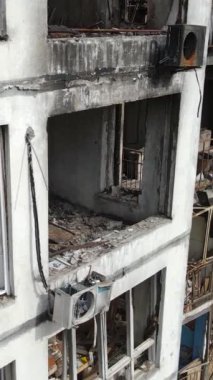 Ukrayna, Kyiv 'de yanmış ve yıkılmış bir evin dikey videosu
