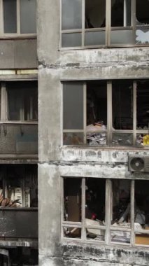 Ukrayna, Kyiv 'de yanmış ve yıkılmış bir evin dikey videosu