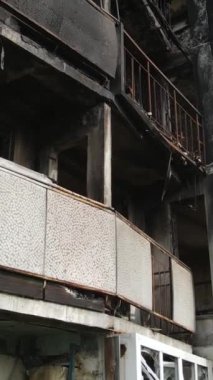 Ukrayna, Kyiv 'de yanmış ve yıkılmış bir evin dikey videosu