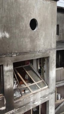 Ukrayna, Kyiv 'de yanmış ve yıkılmış bir evin dikey videosu