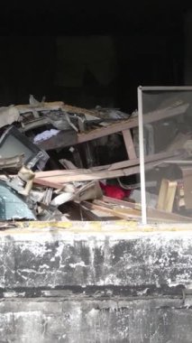 Ukrayna, Kyiv 'de yanmış ve yıkılmış bir evin dikey videosu