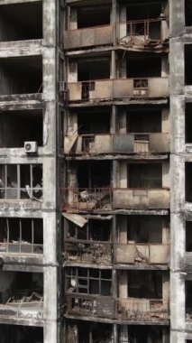 Ukrayna, Kyiv 'de yanmış ve yıkılmış bir evin dikey videosu