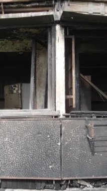 Ukrayna, Kyiv 'de yanmış ve yıkılmış bir evin dikey videosu