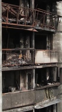 Ukrayna, Kyiv 'de yanmış ve yıkılmış bir evin dikey videosu
