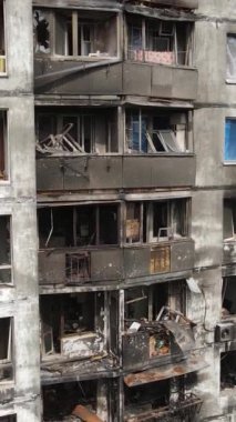 Ukrayna, Kyiv 'de yanmış ve yıkılmış bir evin dikey videosu