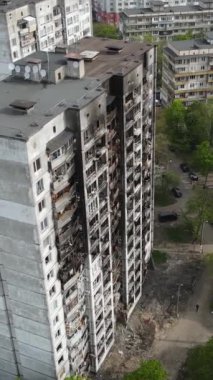 Ukrayna, Kyiv 'de yanmış ve yıkılmış bir evin dikey videosu