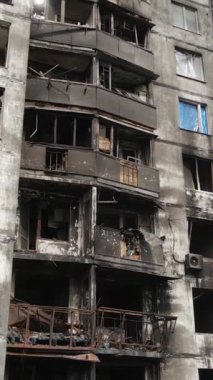 Ukrayna, Kyiv 'de yanmış ve yıkılmış bir evin dikey videosu