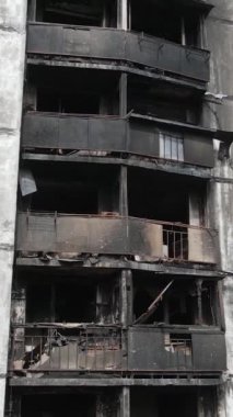 Ukrayna, Kyiv 'de yanmış ve yıkılmış bir evin dikey videosu