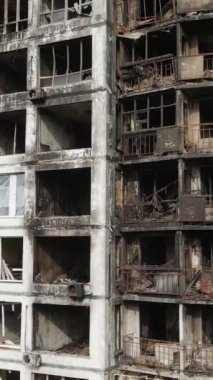 Ukrayna, Kyiv 'de yanmış ve yıkılmış bir evin dikey videosu