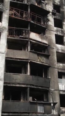 Ukrayna, Kyiv 'de yanmış ve yıkılmış bir evin dikey videosu