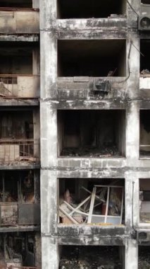 Ukrayna, Kyiv 'de yanmış ve yıkılmış bir evin dikey videosu